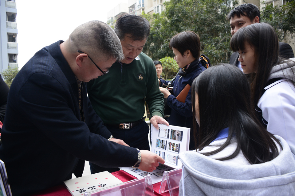 校长杨美杰陪同来宾们参观了校园并在会议室进行了交流座谈.